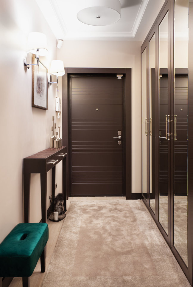 Винтовая лестница трехуровневой квартиры