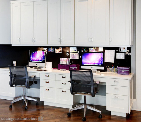Photo of a contemporary home office in Los Angeles.