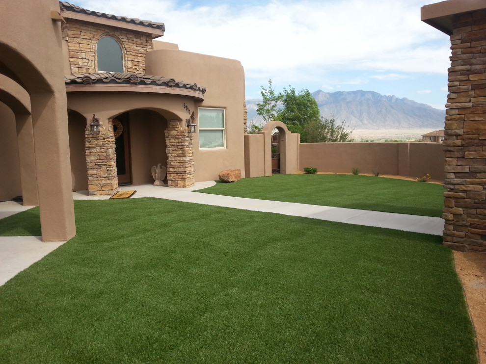 Mittelgroßer Mediterraner Garten im Innenhof mit Wüstengarten und direkter Sonneneinstrahlung in Albuquerque