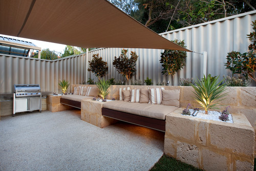 Outdoor patio daybed with canopy