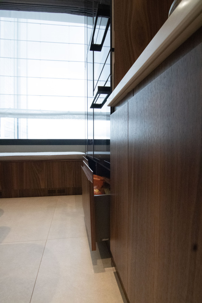 Кухня в стиле минимализм с фасадами под "темное дерево"