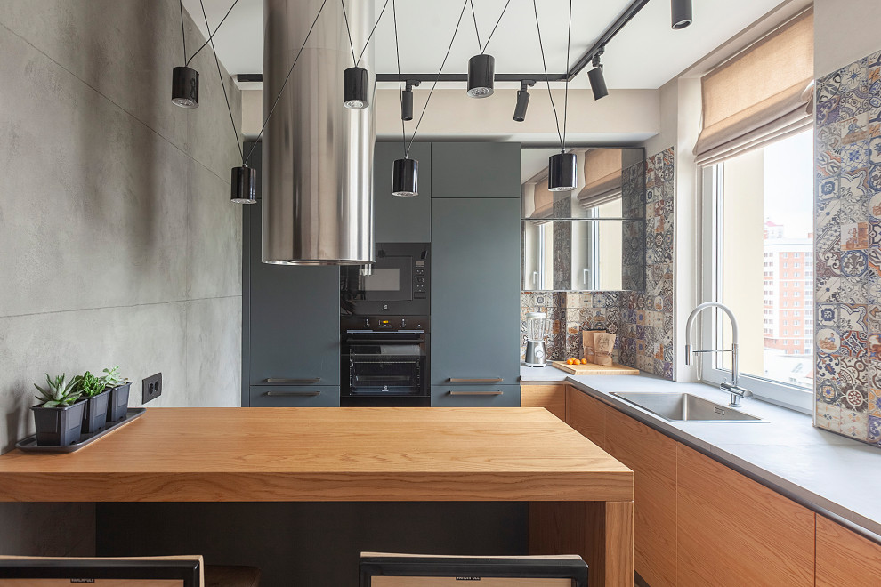 Кухня LOFT с островом и мойкой у окна