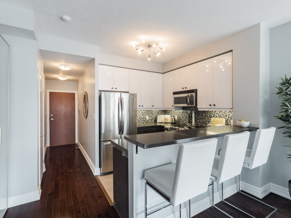 Inspiration for a transitional kitchen remodel in Toronto