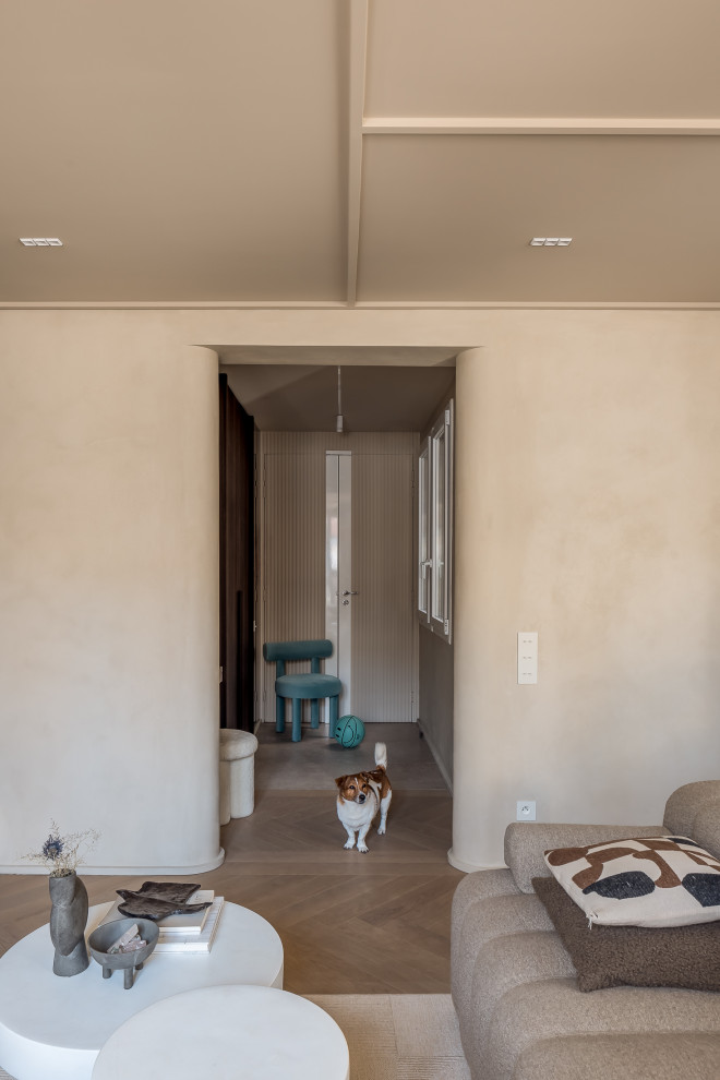 Exemple d'une salle de séjour scandinave de taille moyenne et ouverte avec un mur beige, parquet clair, un sol beige et éclairage.