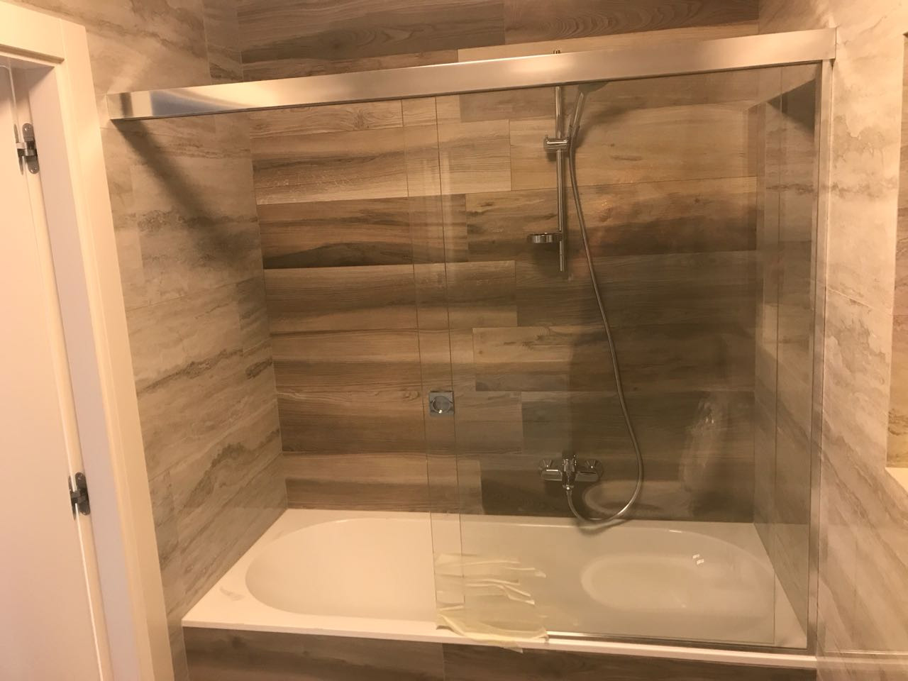 Стеклянная шторка на ванную/ Раздвижная