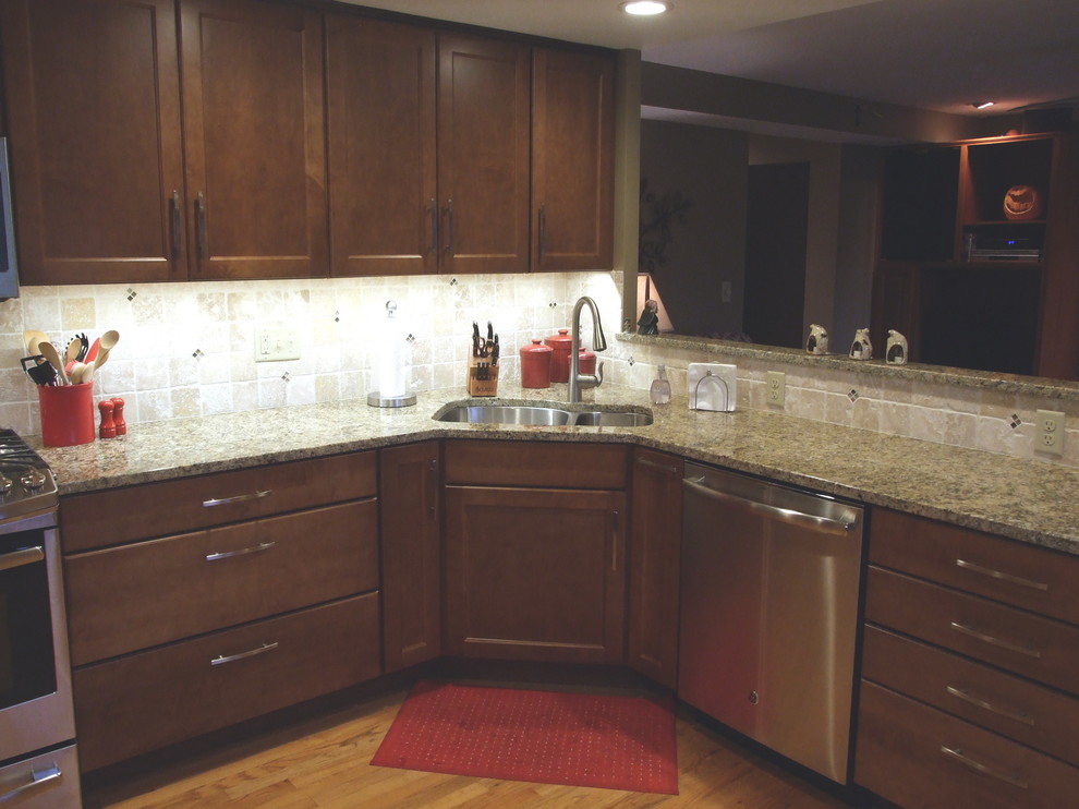 Example of a transitional home design design in Cincinnati