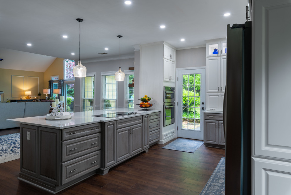 Example of a transitional home design design in Atlanta