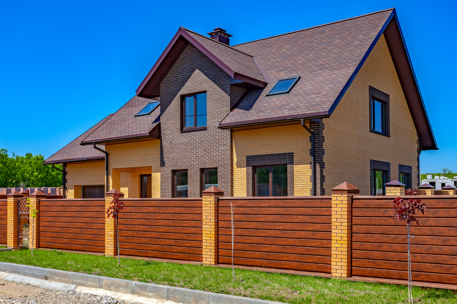 Фасады домов в поселке " Дубровка"