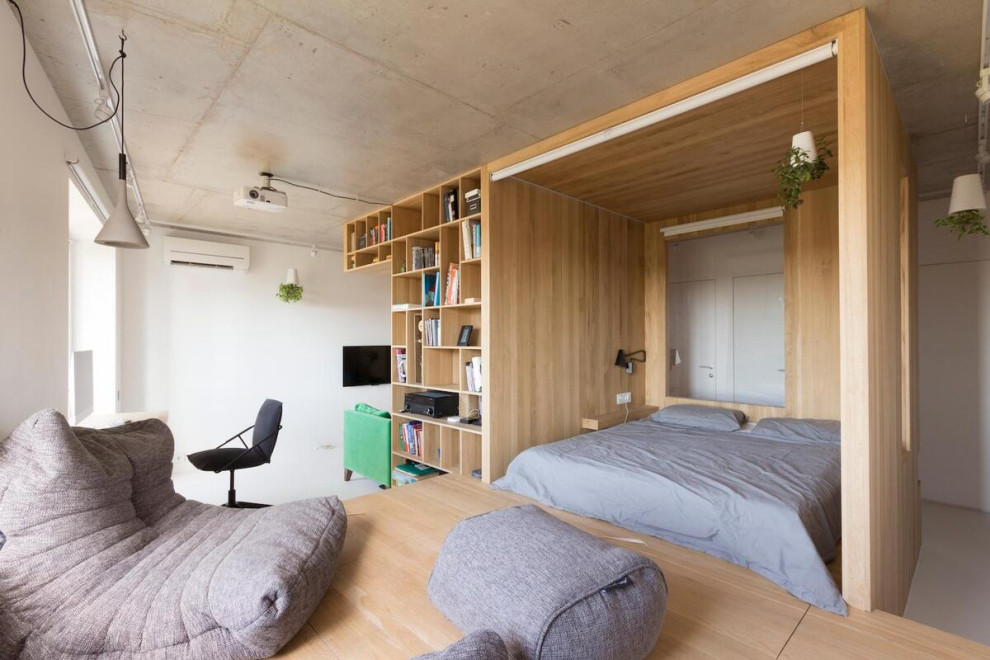 Idee per un soggiorno design di medie dimensioni e aperto con pareti bianche, TV a parete e pavimento bianco