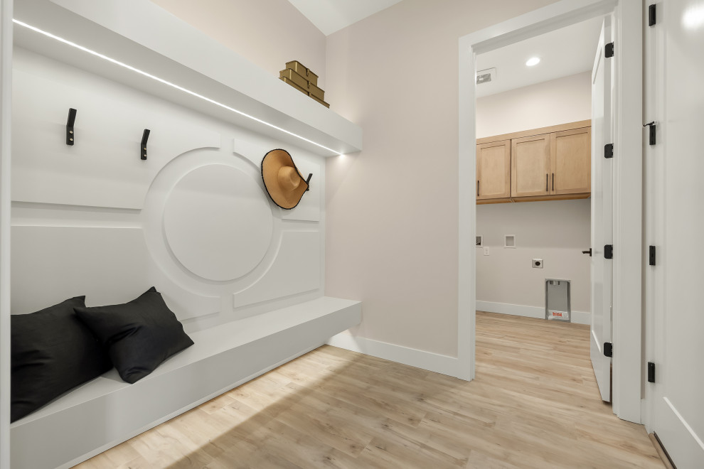 Example of a transitional entryway design in Seattle