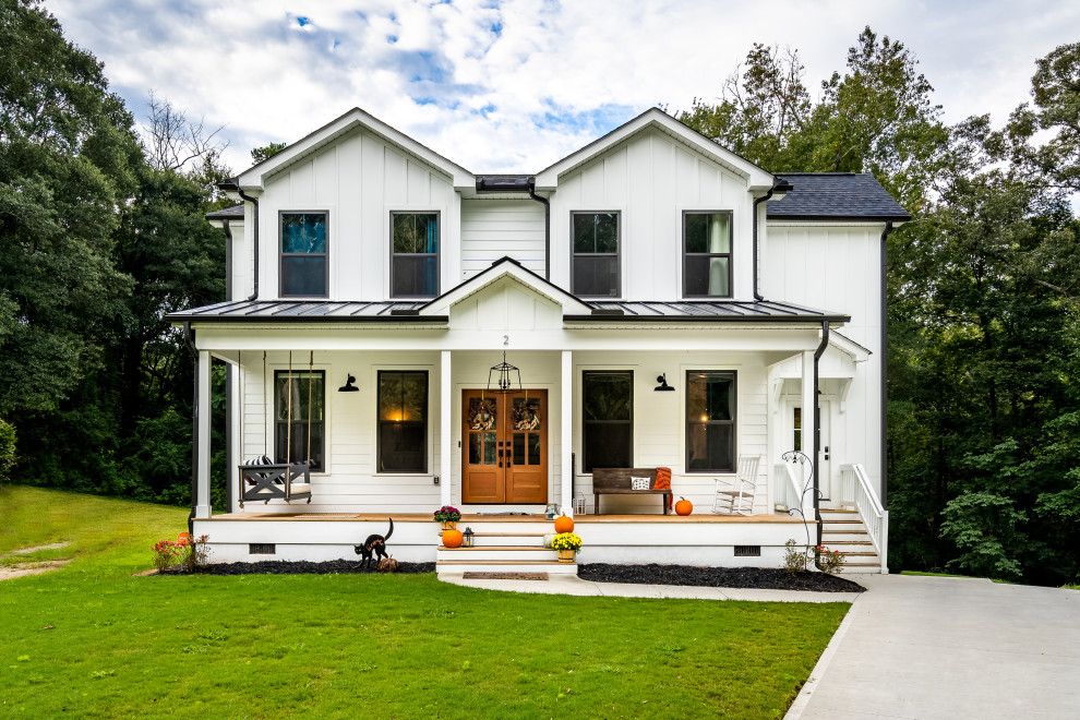 Dreistöckiges Landhaus Einfamilienhaus mit Faserzement-Fassade, weißer Fassadenfarbe, Satteldach, Schindeldach und schwarzem Dach in Sonstige