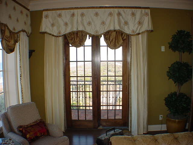 Inspiration for a transitional home design remodel in Orlando
