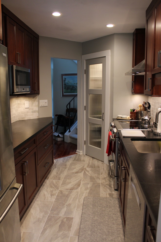 Kitchen - transitional kitchen idea