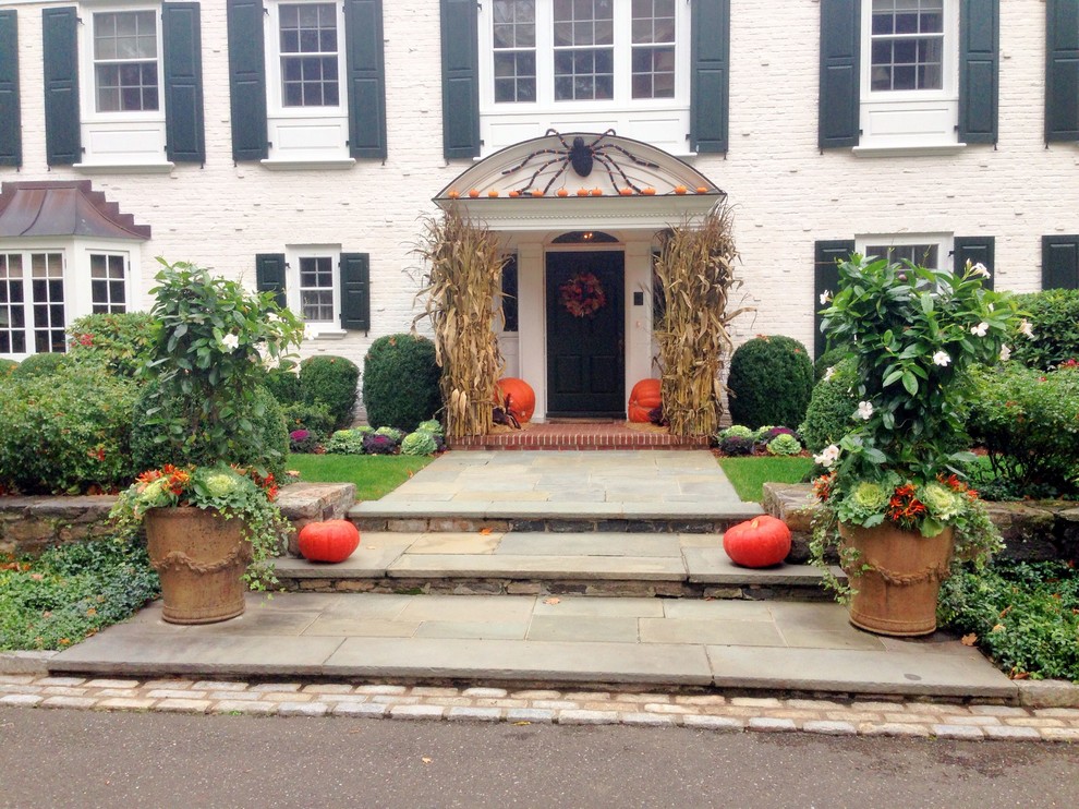 This is an example of an expansive traditional entryway in New York.