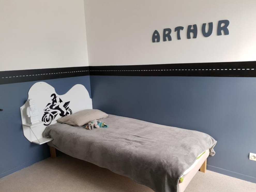 Photo of a small midcentury kids' bedroom for kids 4-10 years old and boys in Lille with grey walls and beige floor.