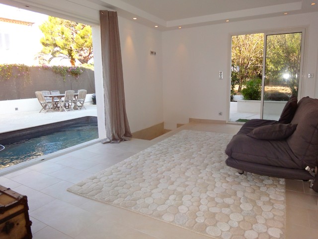 Projet de r&eacute;novation de villa et cr&eacute;ation d'un Pool-house zen ouvert sur piscine trendy-pool