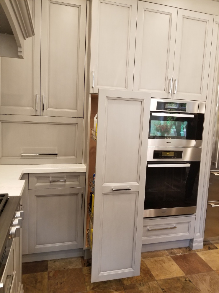 Example of a transitional home design design in Toronto