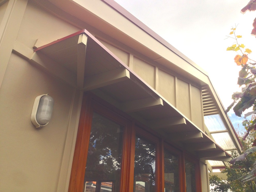 Photo of a contemporary one-storey beige exterior in Sydney with concrete fiberboard siding.