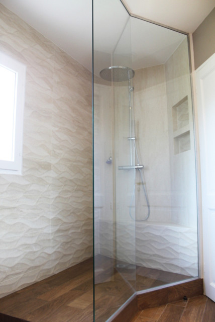 Salle d'eau?[Exemple de salle d'eau With une douche à l'italienne, WC séparés, un carrelage beige, des carreaux de céramique, un mur beige, un sol en carrelage de céramique, un lavabo encastré, un plan de toilette en bois and un sol marron.]:[Exemple de salles d'eau With une douche à l'italienne, WC séparés, un carrelage beige, des carreaux de céramique, un mur beige, un sol en carrelage de céramique, un lavabo encastré, un plan de toilette en bois and un sol marron.]