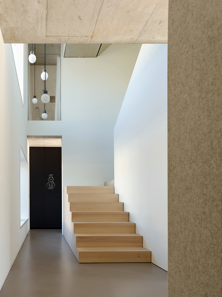 Mittelgroße Moderne Holztreppe in L-Form mit Holz-Setzstufen in Stuttgart