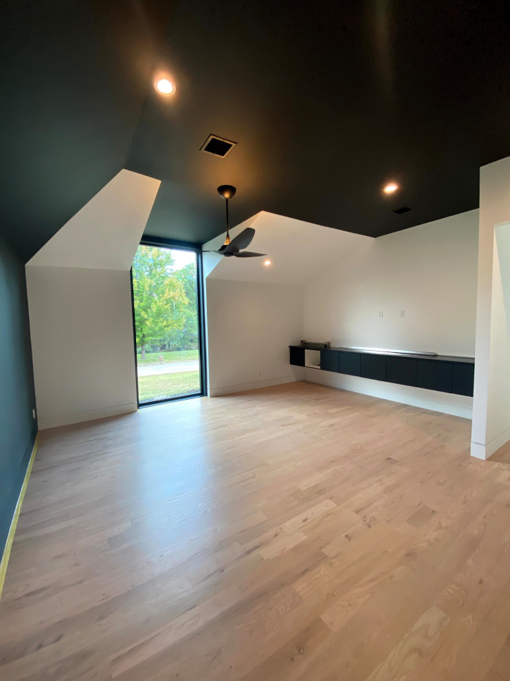 Idee per un ufficio moderno di medie dimensioni con pareti bianche, parquet chiaro e pavimento marrone