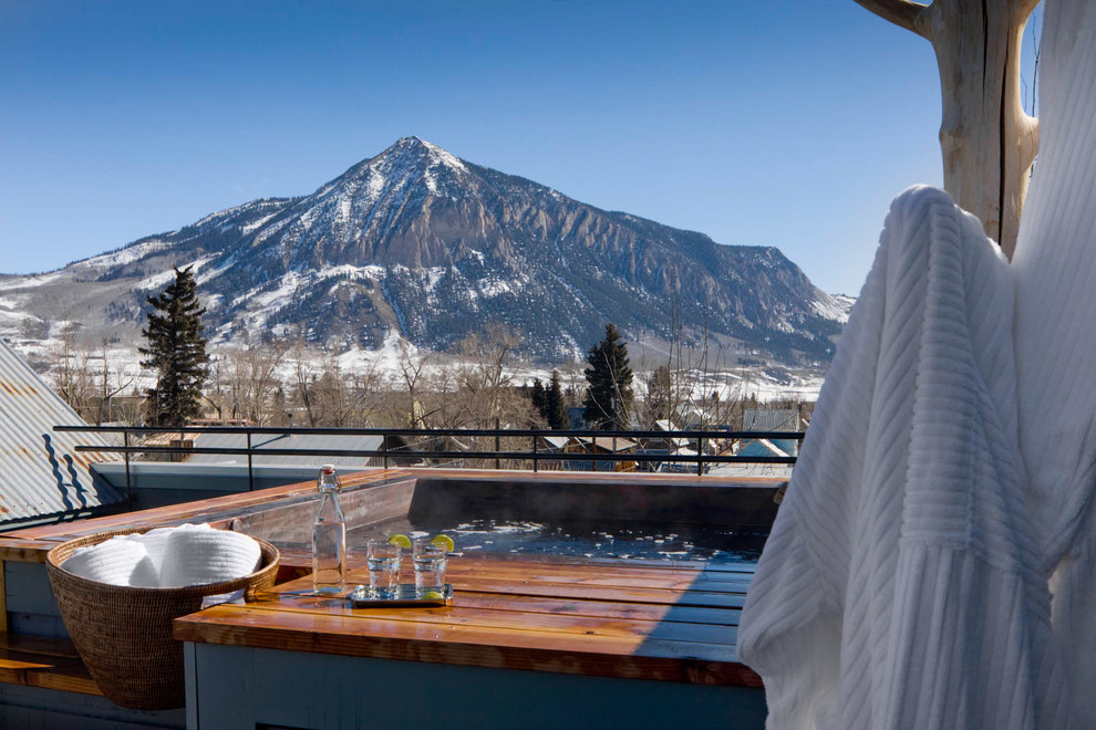 Mountain style deck photo in Denver