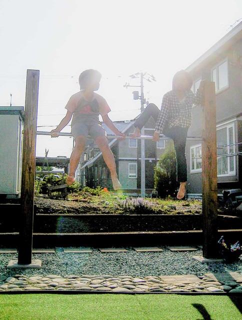 物干し台と子供 contemporaneo-jardin
