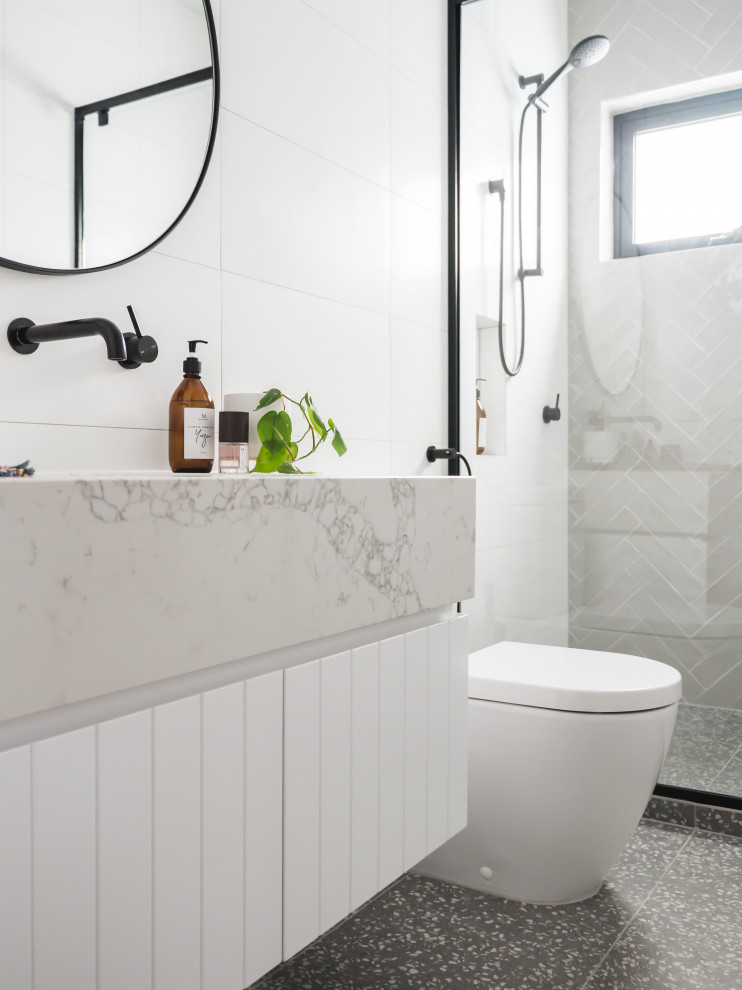 Стильный дизайн: ванная комната в современном стиле с плоскими фасадами, белыми фасадами, душем в нише, серой плиткой, белой плиткой, серым полом, белой столешницей, тумбой под одну раковину и подвесной тумбой - последний тренд