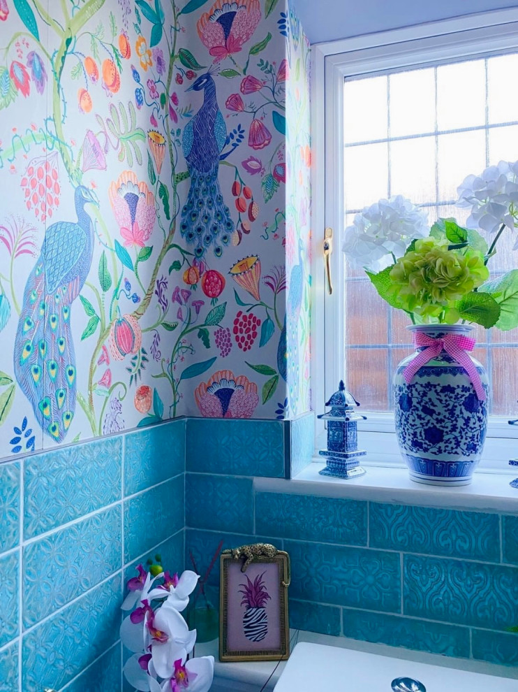 Réalisation d'un petit WC et toilettes minimaliste avec un carrelage vert, des carreaux de porcelaine, un mur multicolore et un sol en carrelage de porcelaine.