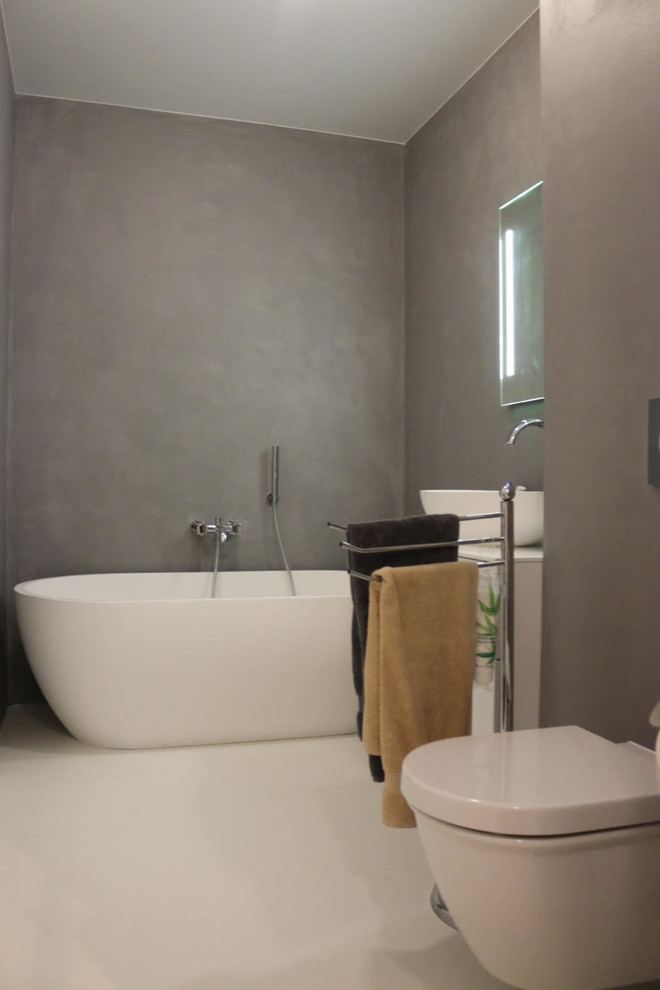 Design ideas for a contemporary bathroom in Grenoble with grey walls and concrete floors.