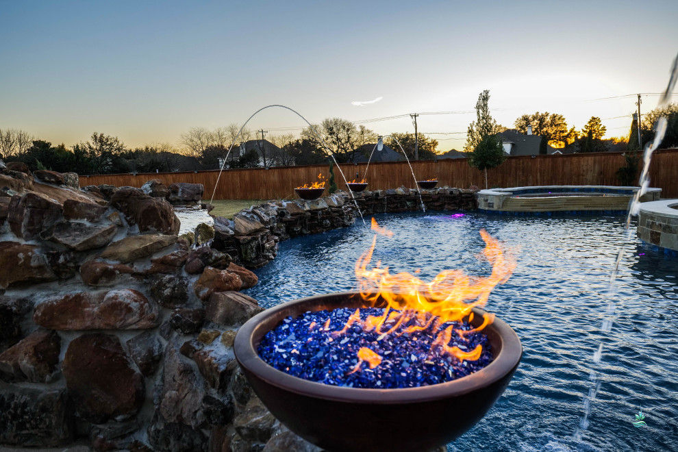 Geräumiger Rustikaler Schwimmteich hinter dem Haus in individueller Form mit Pool-Gartenbau und Betonboden in Dallas