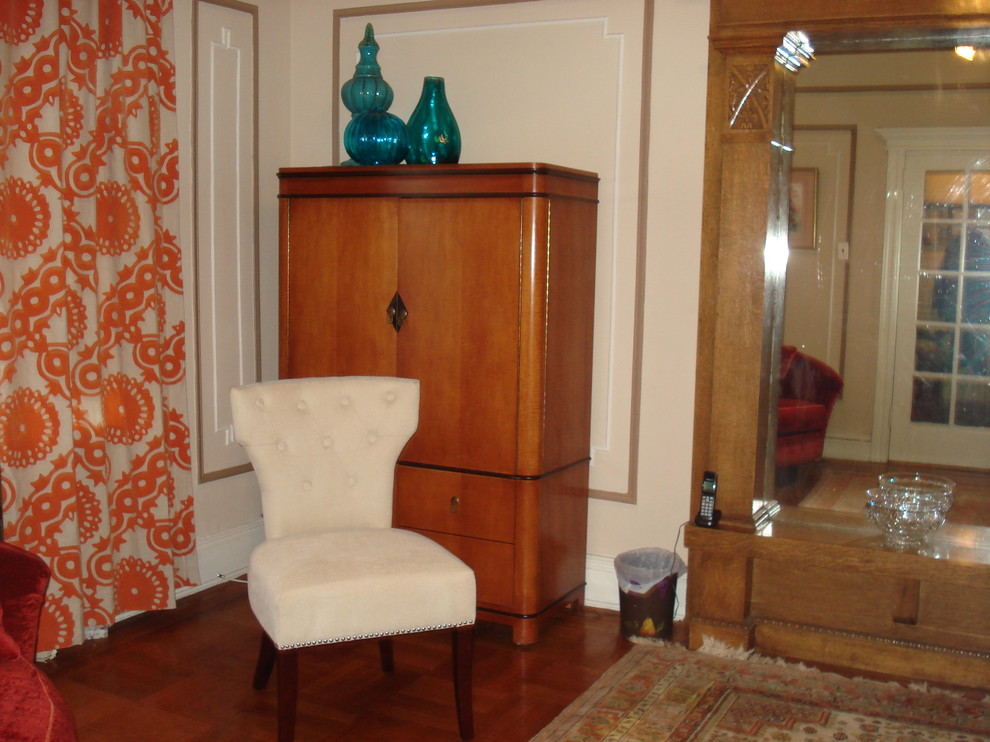 Idéer för att renovera ett litet vintage separat vardagsrum, med ett finrum, beige väggar, mellanmörkt trägolv och en dold TV