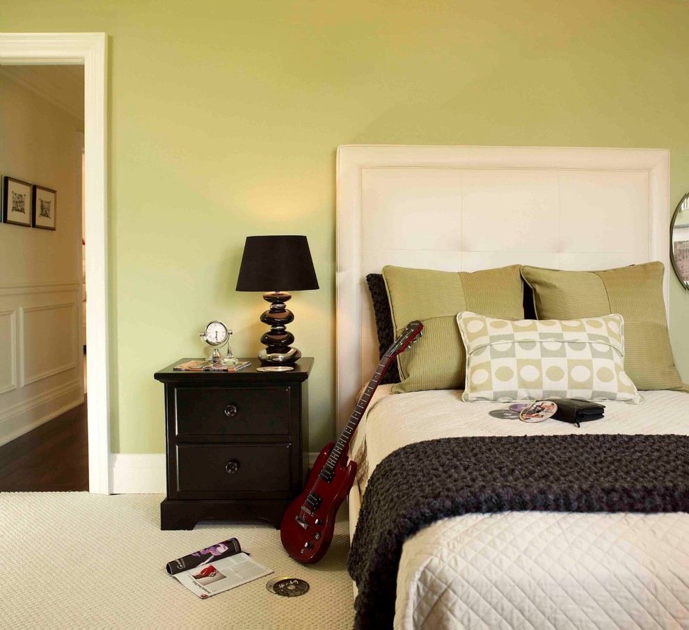 Design ideas for a mid-sized traditional guest bedroom in Toronto with green walls and carpet.