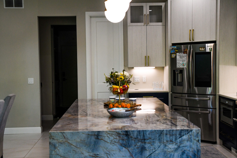 Esempio di una grande cucina minimal con lavello sottopiano, ante lisce, ante blu, top in marmo, elettrodomestici in acciaio inossidabile, pavimento in gres porcellanato, pavimento bianco e top blu