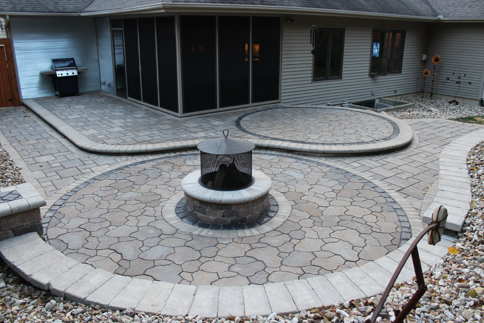 Inspiration for a transitional patio remodel in Cedar Rapids