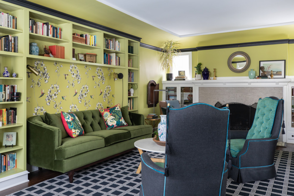 Idée de décoration pour un salon bohème avec un mur vert, parquet foncé, une cheminée standard, un manteau de cheminée en brique, un sol marron et du papier peint.