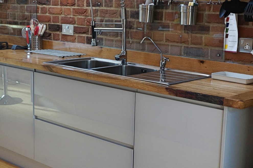 This is an example of a modern kitchen in Hampshire.