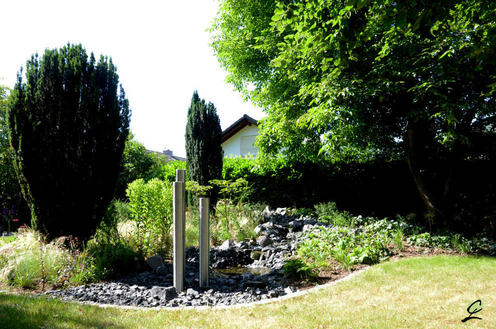Großer, Halbschattiger Country Garten im Sommer, neben dem Haus mit Natursteinplatten in Frankfurt am Main