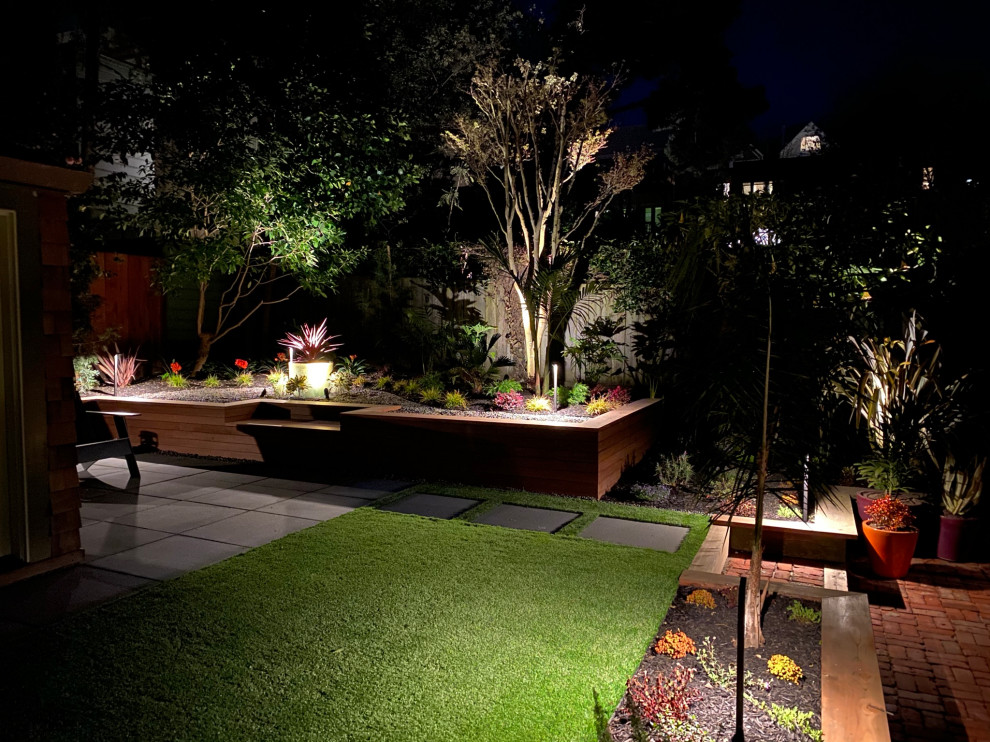 На фото: маленький участок и сад на заднем дворе в современном стиле с высокими грядками, полуденной тенью и покрытием из каменной брусчатки для на участке и в саду