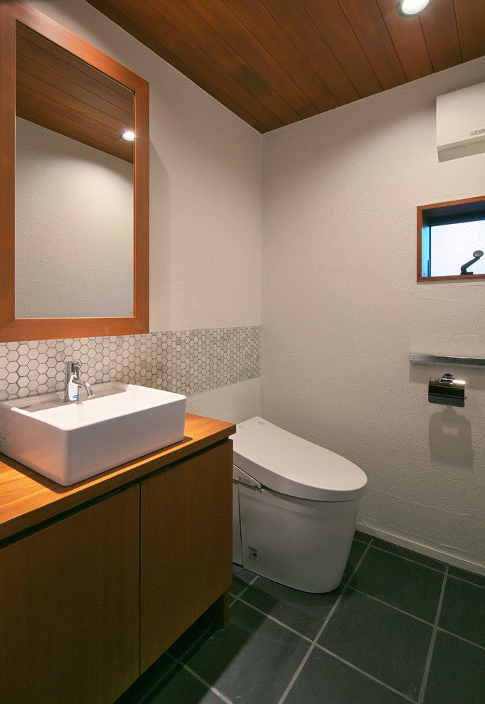 他の地域にあるトラディショナルスタイルのおしゃれなトイレ・洗面所の写真