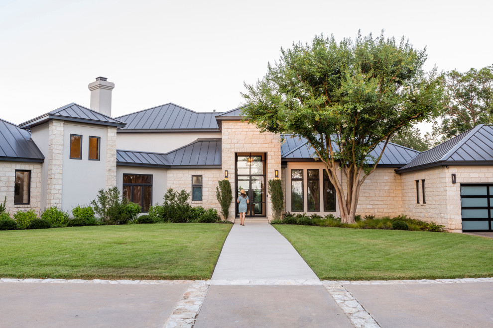 This is an example of a contemporary drought-tolerant and partial sun front yard landscaping in Austin.