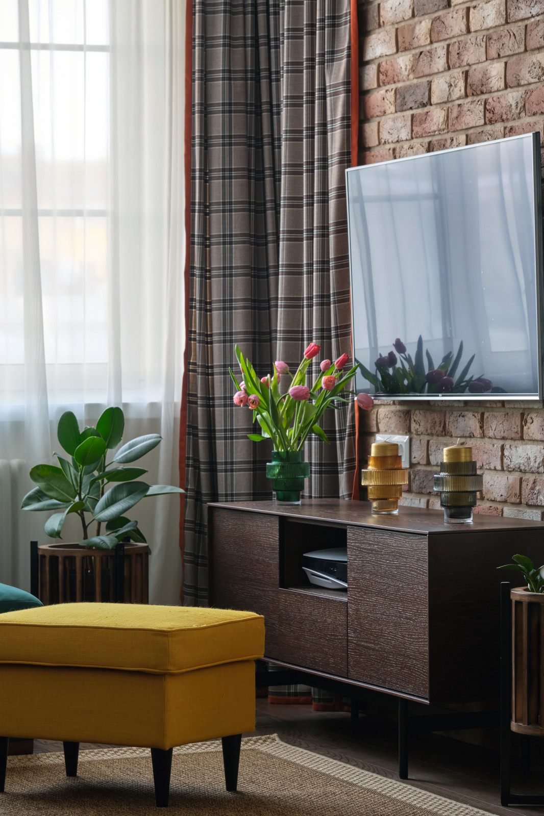 Яркий аутентичный интерьер, создающий иллюзию загородного дома