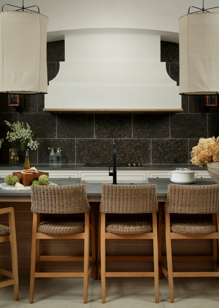 Inredning av ett klassiskt mycket stort grå linjärt grått kök med öppen planlösning, med en rustik diskho, skåp i shakerstil, vita skåp, bänkskiva i betong, grått stänkskydd, stänkskydd i keramik, rostfria vitvaror, cementgolv, en köksö och beiget golv