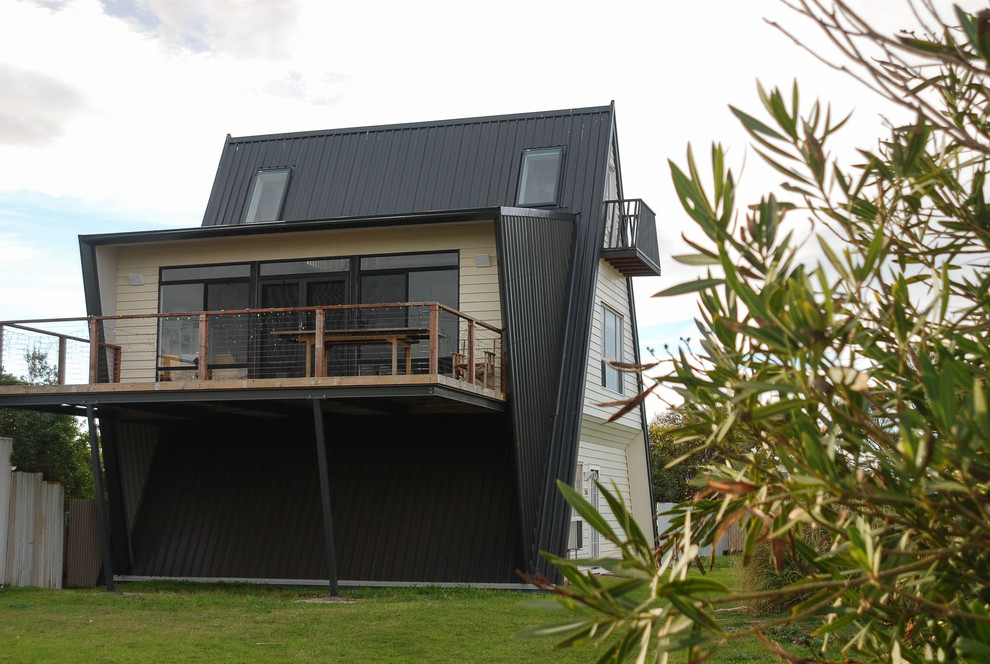 Inspiration for a mid-sized beach style balcony in Adelaide with a roof extension and wood railing.