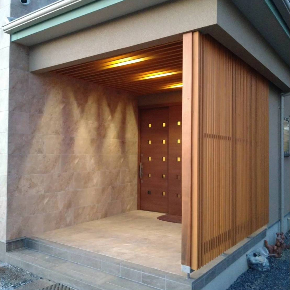 ①夕方は格子の壁からの光と天井からの明かりが大理石の壁を照らす