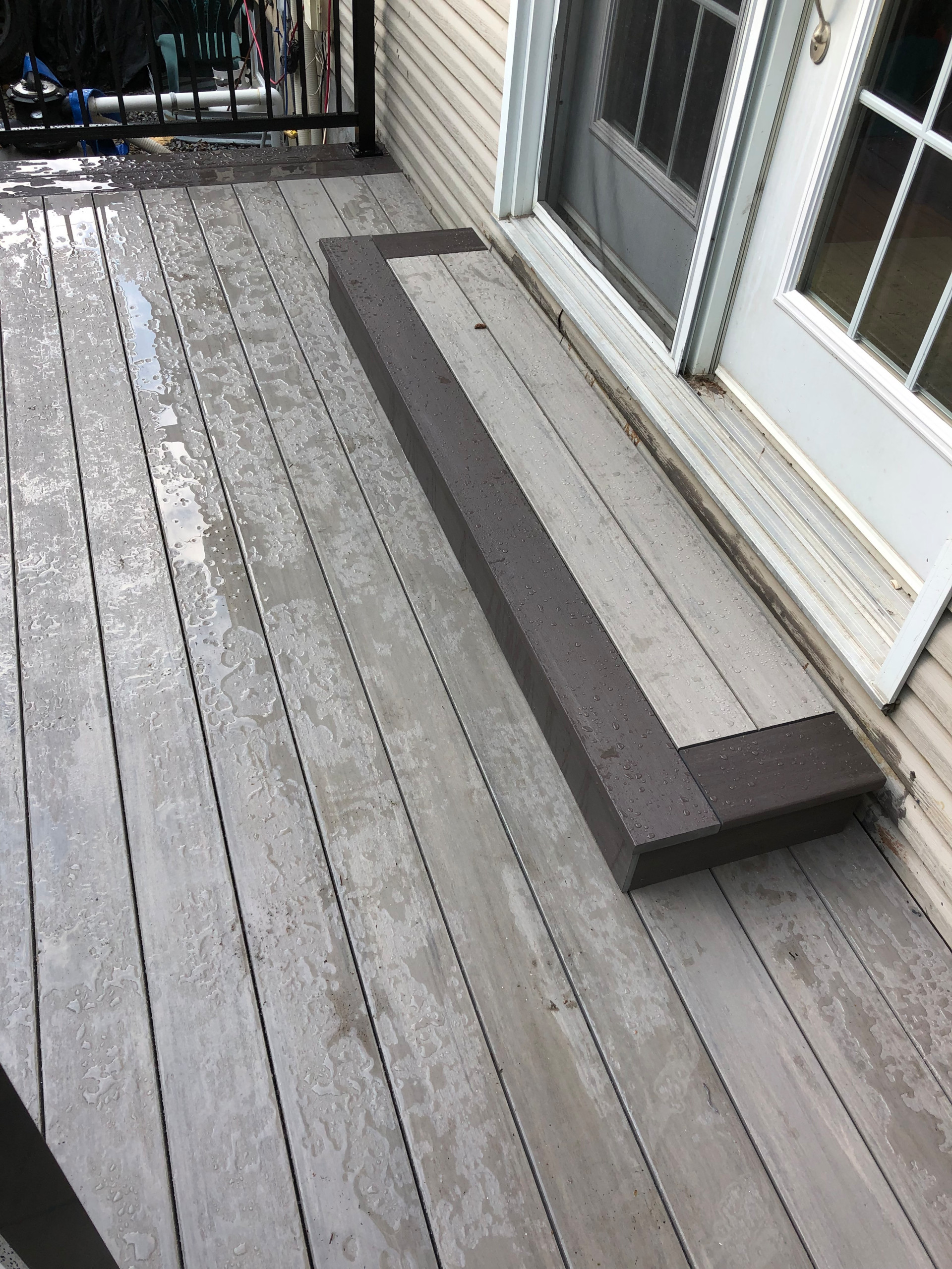 Coastline and Dark Hickory deck with a double top black aluminum railing