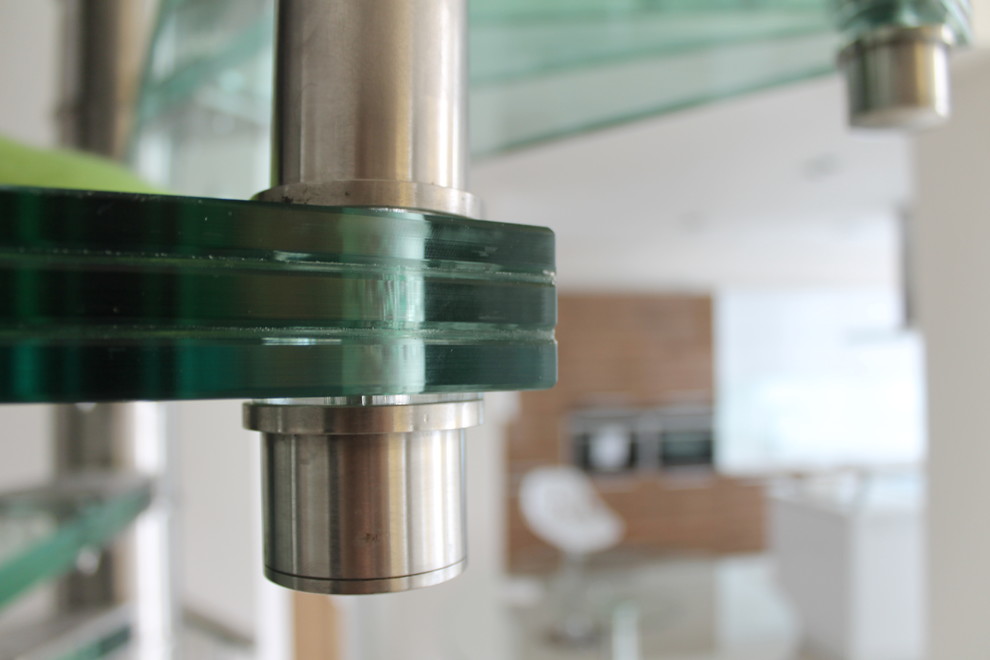 Винтовая лестница из нержавеющей стали со стеклянными ступенями