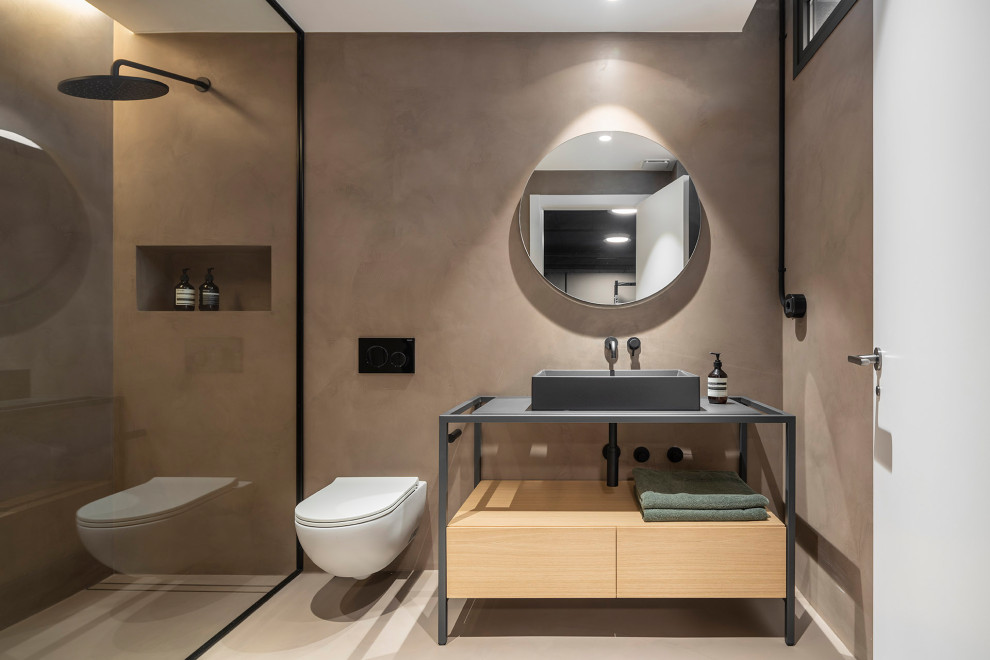 This is an example of a contemporary bathroom in Barcelona.