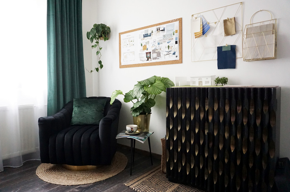 Источник вдохновения для домашнего уюта: рабочее место среднего размера в стиле фьюжн с зелеными стенами, полом из ламината, отдельно стоящим рабочим столом, коричневым полом и обоями на стенах