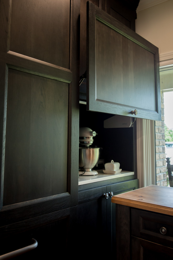 Eat-in kitchen - large rustic l-shaped light wood floor and brown floor eat-in kitchen idea with an undermount sink, recessed-panel cabinets, dark wood cabinets, quartz countertops, white backsplash, stainless steel appliances, an island, white countertops and quartz backsplash